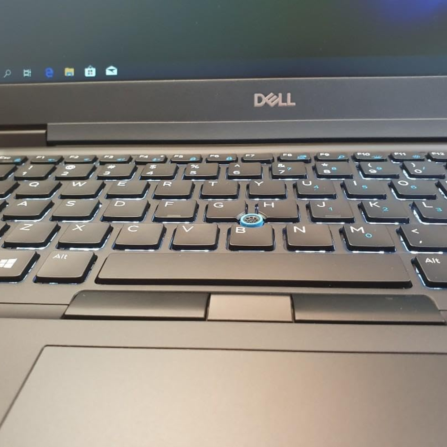 Dell Latitude 5490 / Intel 1.7 GHz Core i5-8350U Quad Core CPU / 16GB RAM / 512GB SSD / 14" FHD (1920 x 1080) Display/HDMI/USB-C/Webcam/Windows 10 Pro, Black